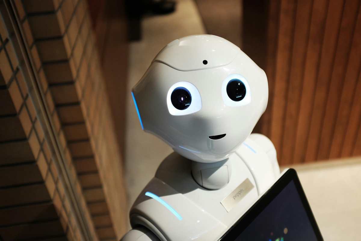 Un robot blanc regardant la caméra