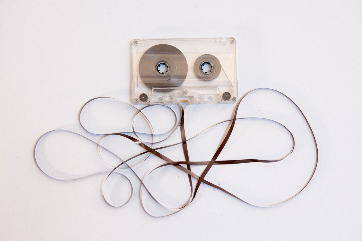 Une cassette magnétique déroulée