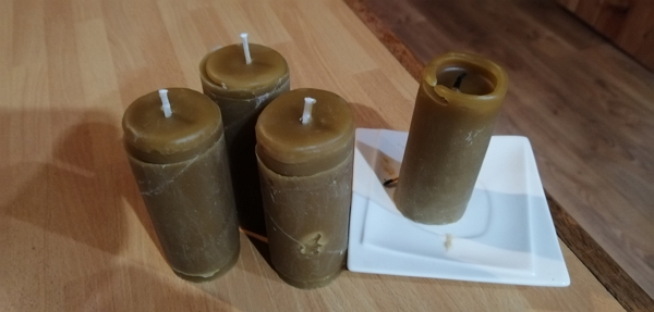 4 bougies finies avec une bougie utilisée