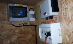 Des tableaux électriques et un boitier avec un afficheur digital