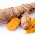 Du curcuma en racine et en poudre