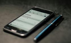 Un smartphone et un stylo sur un bureau