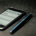 Un smartphone et un stylo sur un bureau