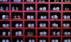 Chaussures triées dans des cases