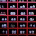 Chaussures triées dans des cases