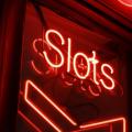 Un panneau rouge indiquant « Slots » dans l’obscurité.