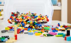 Une boîte renversée de blocs LEGO