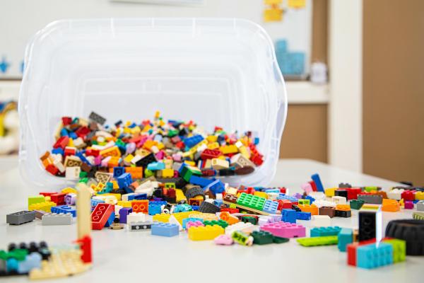 Une boîte renversée de blocs LEGO