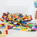 Une boîte renversée de blocs LEGO