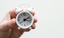 Une horloge dans la main de quelqu'un