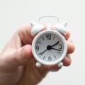 Une horloge dans la main de quelqu'un