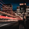 Photo de nuit dans une ville