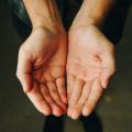 Une paire de mains prête à recevoir