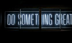 Une enseigne lumineuse affichant « Do Something Great » (Faites quelque chose de grand)