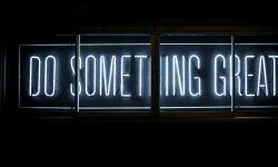 Une enseigne lumineuse affichant « Do Something Great » (Faites quelque chose de grand)