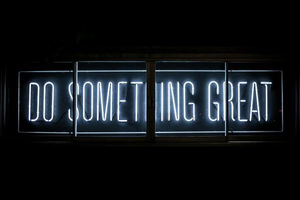 Une enseigne lumineuse affichant « Do Something Great » (Faites quelque chose de grand)