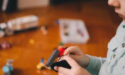 Un enfant construit quelque chose avec des blocs LEGO.