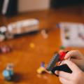 Un enfant construit quelque chose avec des blocs LEGO.