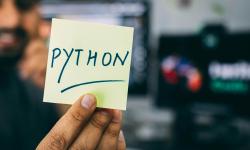 Quelqu’un tenant un post-it avec Python écrit dessus