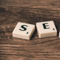 Lettres de scrabble formant le mot "SEO"