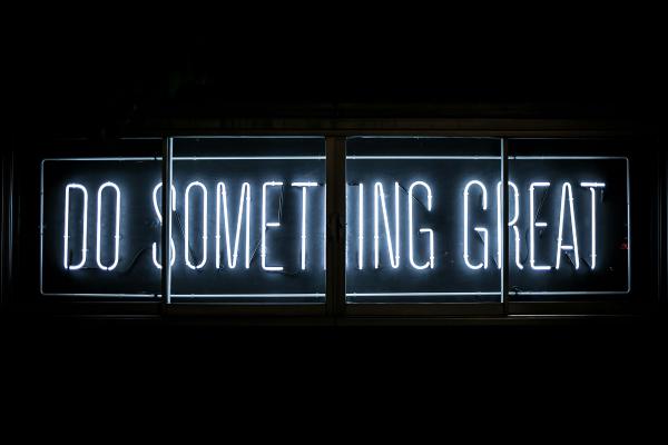 Un panneau « Do Something Great » dans l'obscurité