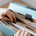 Personne choisissant un document dans un dossier