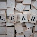 Lettres de scrabble formant le mot « apprendre » en anglais