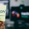 Une personne tenant un post-it avec “Python” écrit dessus