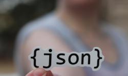 Un autocollant JSON dans la main d’une personne