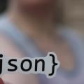 Un autocollant JSON dans la main d’une personne
