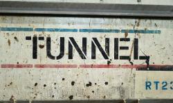 « Tunnel » inscrit sur une structure métallique