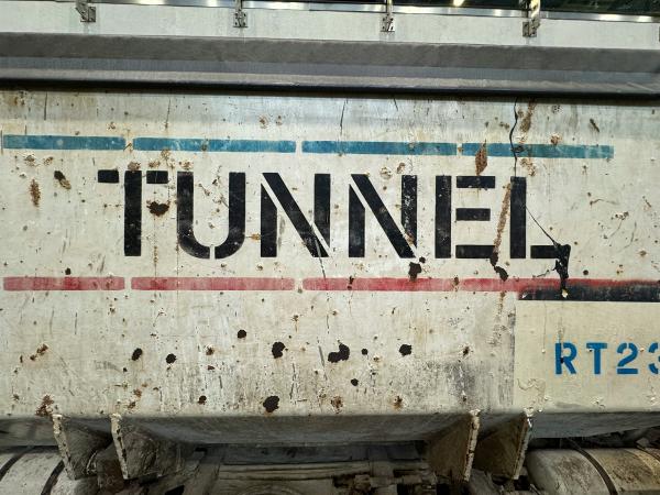 « Tunnel » inscrit sur une structure métallique