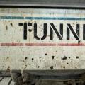 « Tunnel » inscrit sur une structure métallique