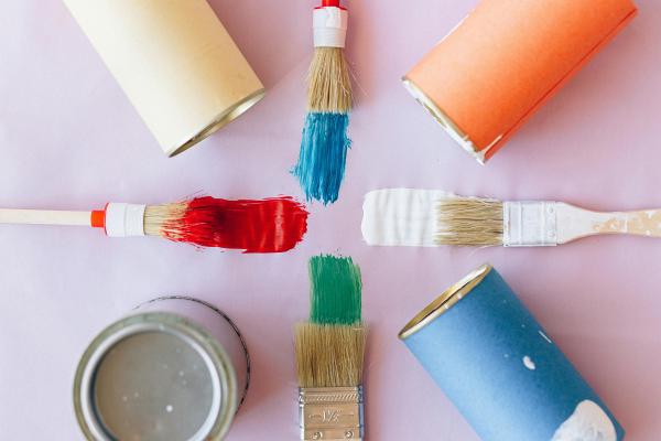 4 pinceaux de couleurs différentes