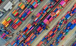 Beaucoup de conteneurs en acier