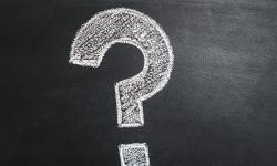 Un point d'interrogation dessiné à la craie