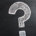 Un point d'interrogation dessiné à la craie