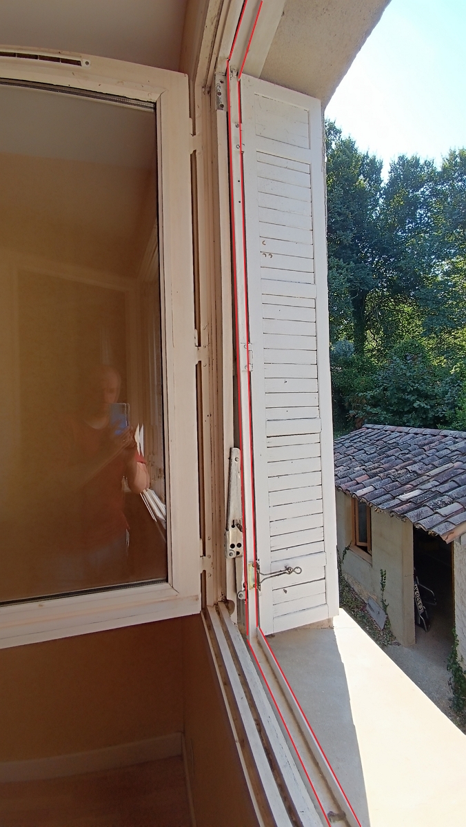 Vue du cadre du volet en persienne avec, en rouge, l’emplacement des futurs cadres de moustiquaires
