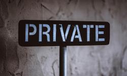 Un panneau avec le mot « Private » (privé)