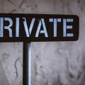 Un panneau avec le mot « Private » (privé)