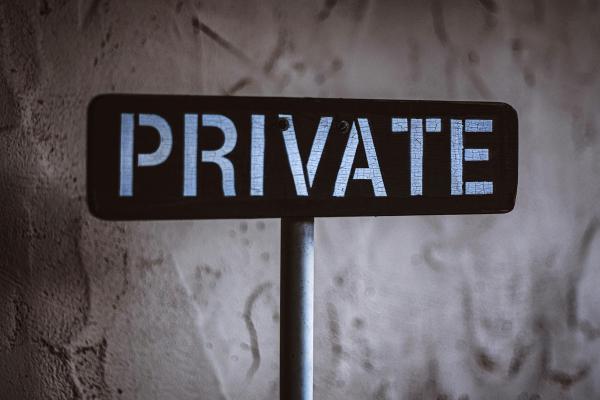 Un panneau avec le mot « Private » (privé)