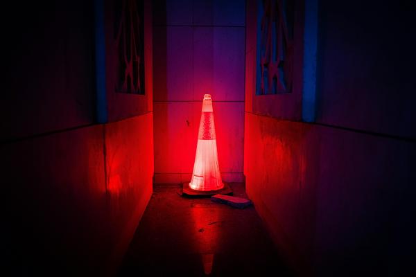 Cône de chantier éclairé dans l'obscurité