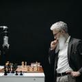 Un homme jouant aux échecs avec un robot