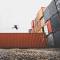 Un homme sautant sur un conteneur