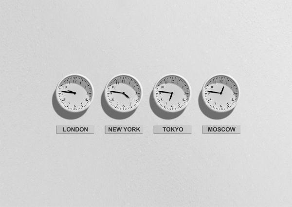 Quatre horloges pour l’heure de Londres, New York, Moscou et Tokyo
