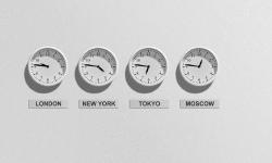 Quatre horloges pour l’heure de Londres, New York, Moscou et Tokyo