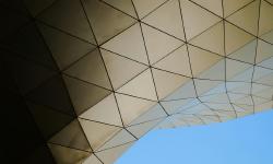 Bâtiment d'architecte avec des formes triangulaires