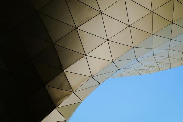 Bâtiment d'architecte avec des formes triangulaires