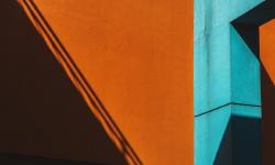 Un bâtiment avec des parties orange et bleues