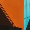 Un bâtiment avec des parties orange et bleues